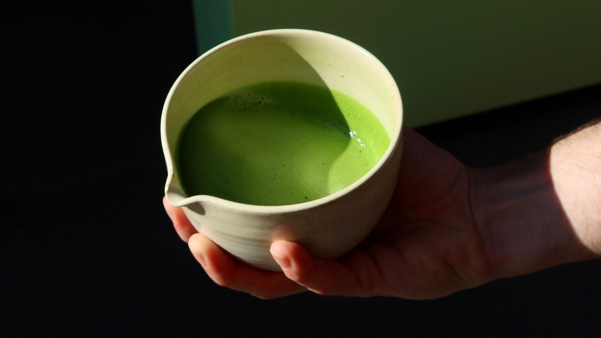 Traditionelle Ceremonial Grade Matcha Zubereitung in Schale auf Event