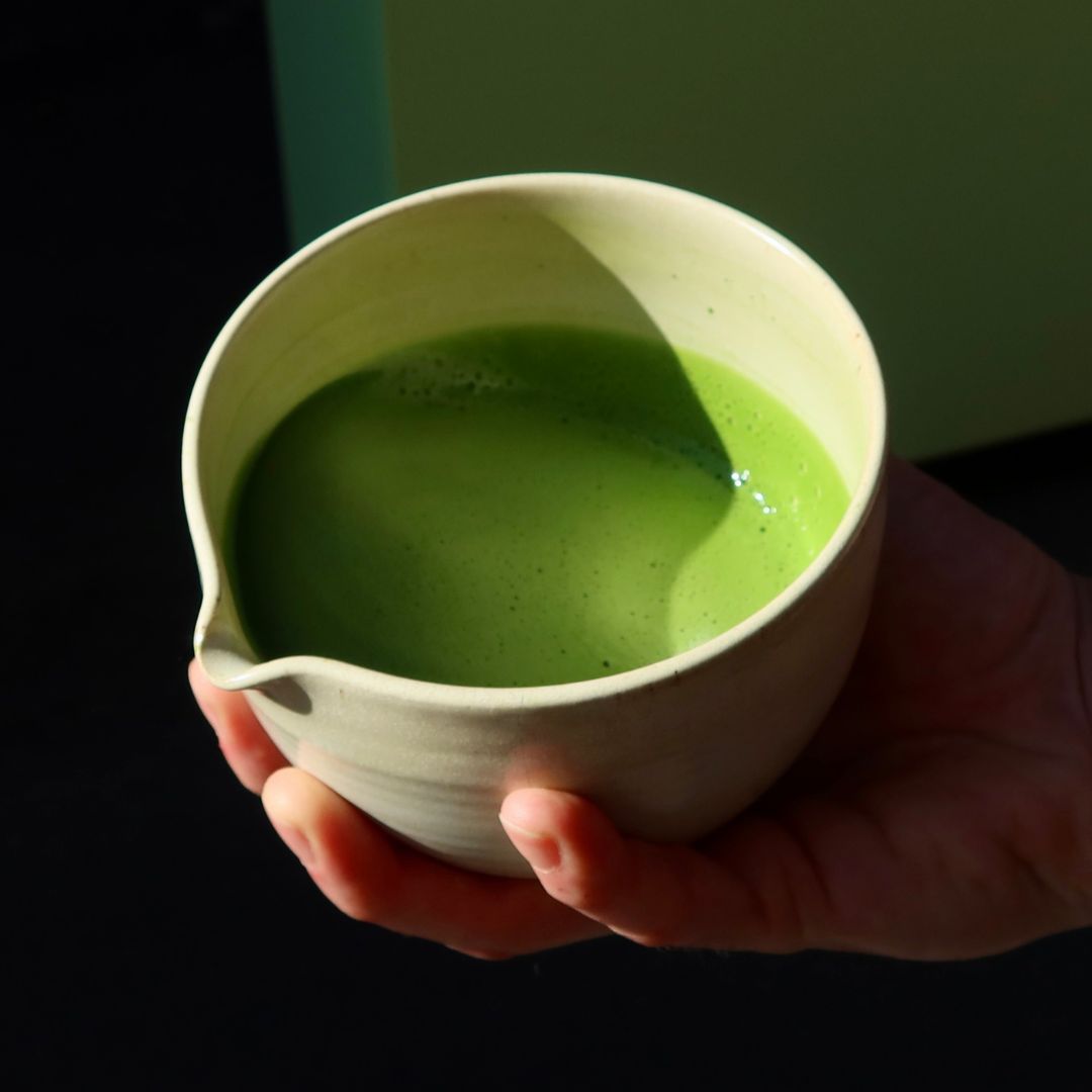 Traditionelle Ceremonial Grade Matcha Zubereitung in Schale auf Event