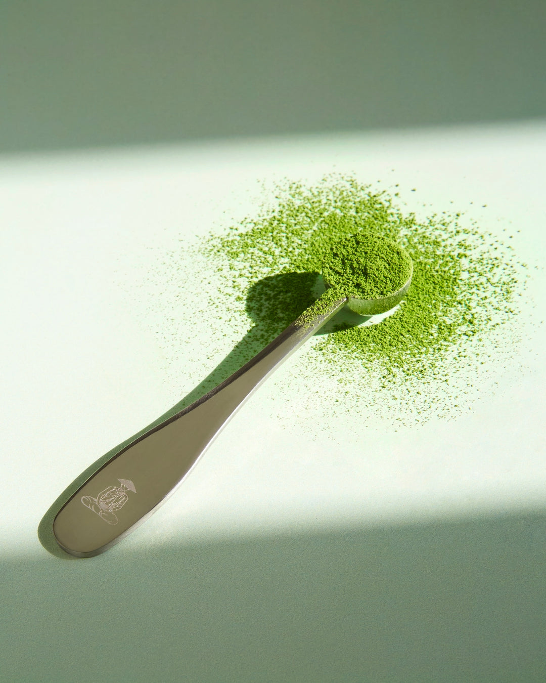 Matcha Dosierlöffel mit Matcha Pulver – Monkee Matcha Zubehör