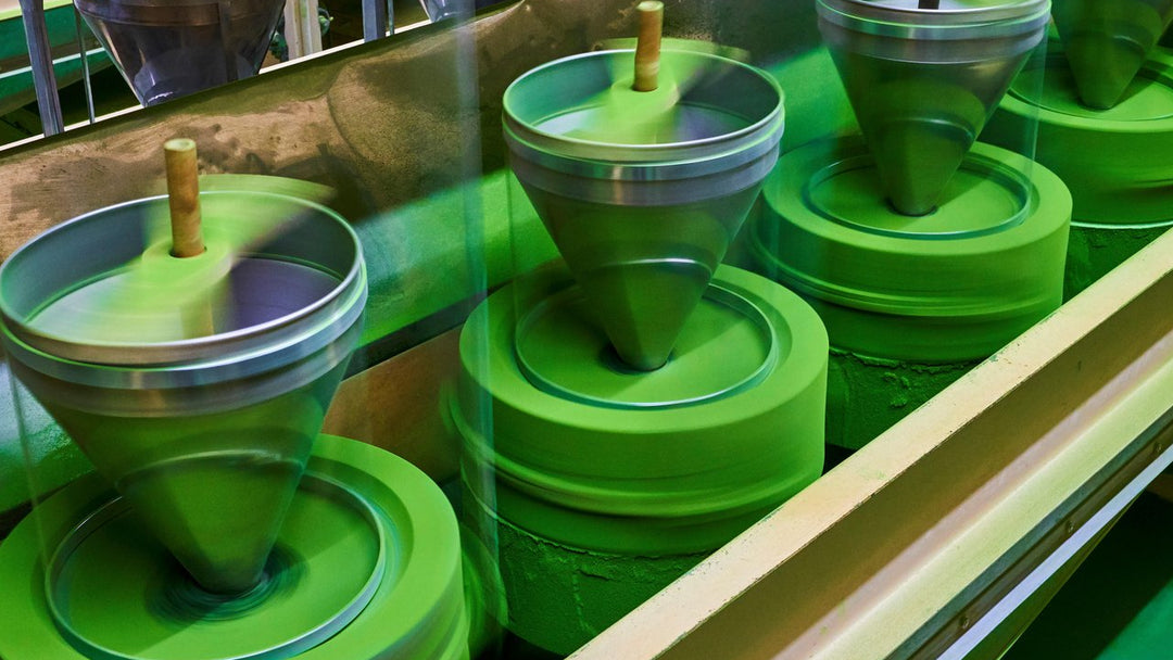 Traditionelle Granit-Steinmühle mahlt Tencha zu feinem Matcha-Pulver