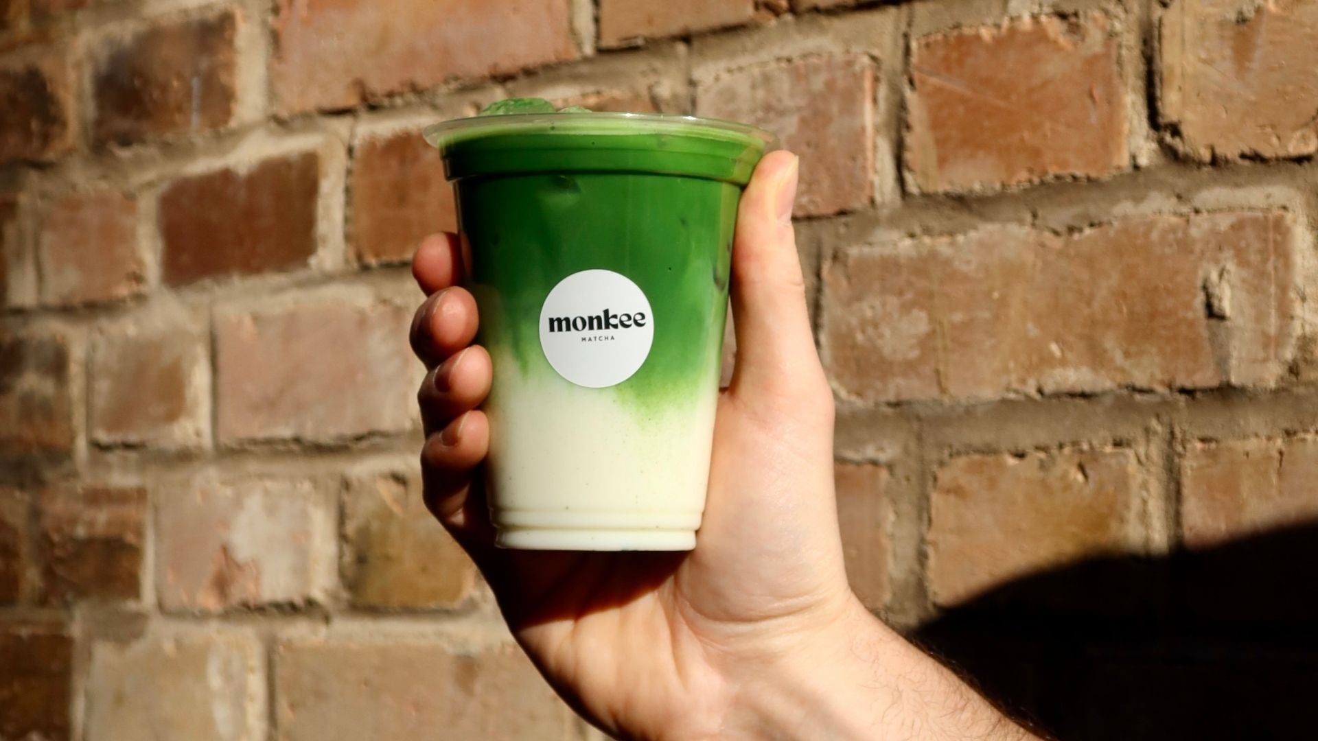 Frisch zubereiteter Matcha Latte to-go von der mobilen Monkee Matcha Bar