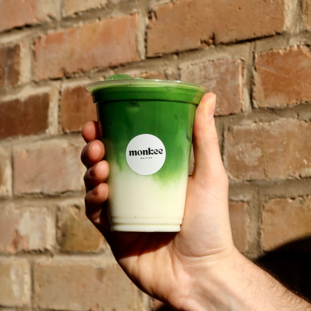 Frisch zubereiteter Matcha Latte to-go von der mobilen Monkee Matcha Bar